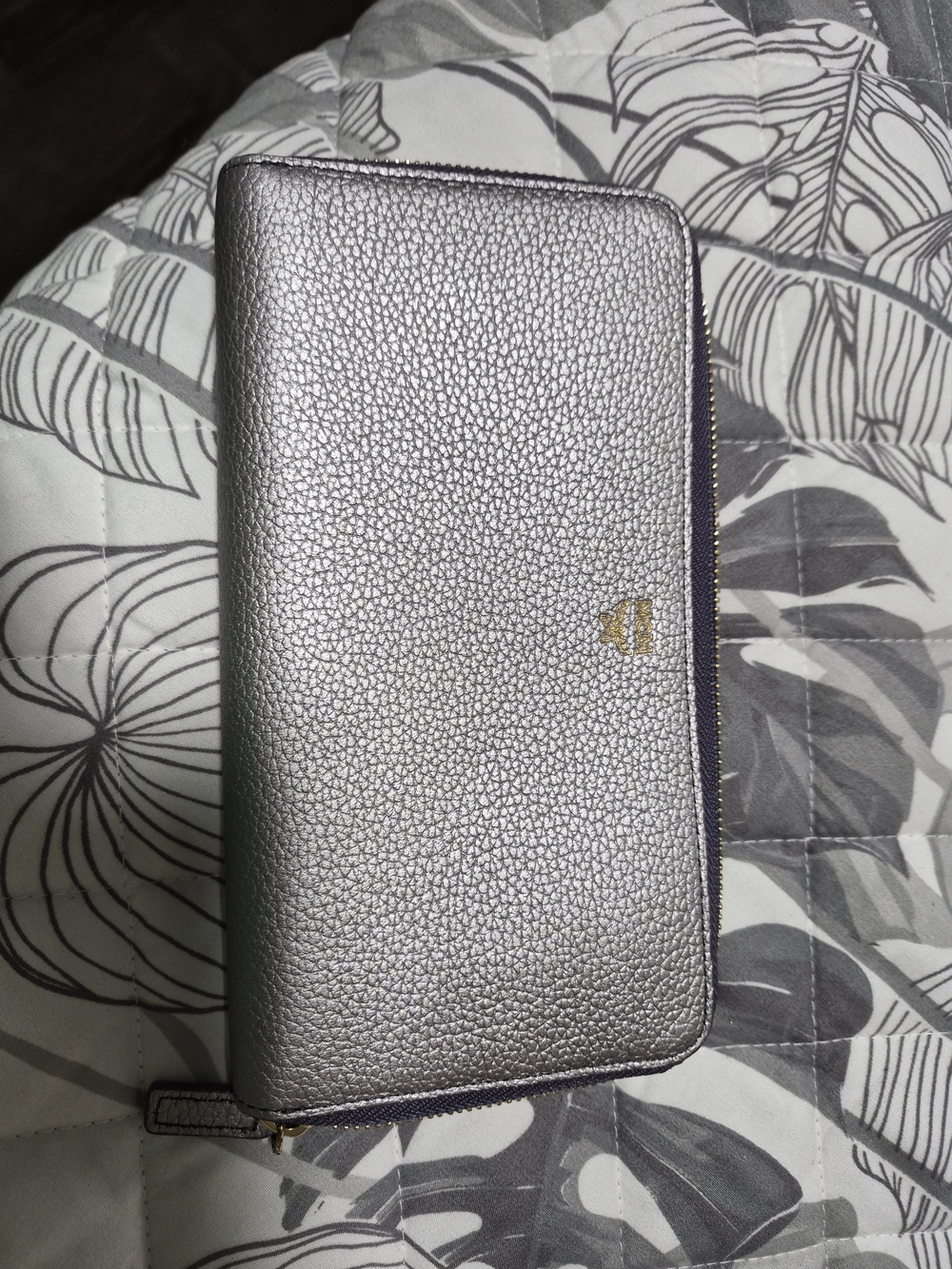 MCM AUTHENIC Silver Pebbled Zip Wallet